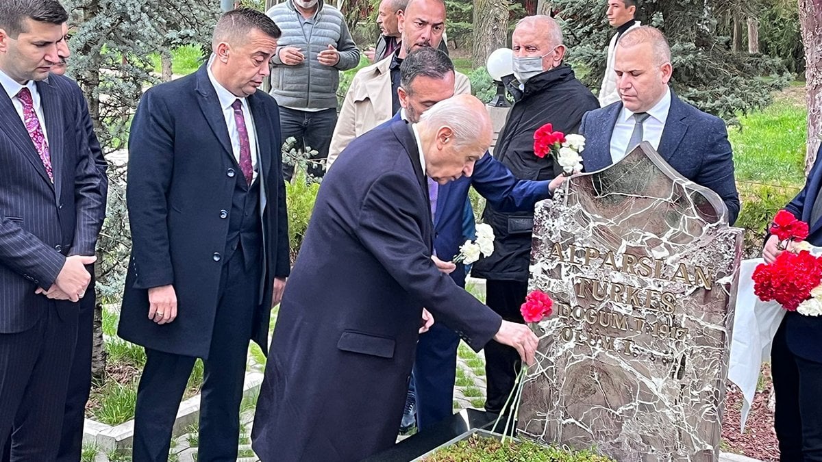 Devlet Bahçeli, Alparslan Türkeş’in mezarını ziyaret etti