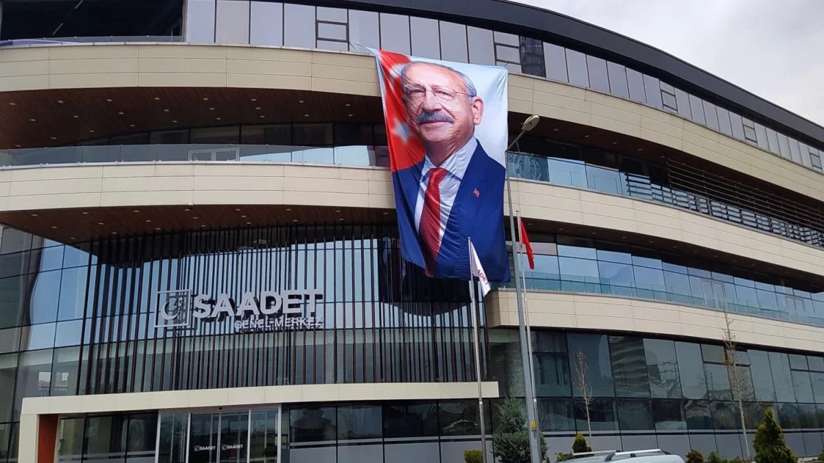 Saadet Partisi binasına Kılıçdaroğlu’nun posteri asıldı