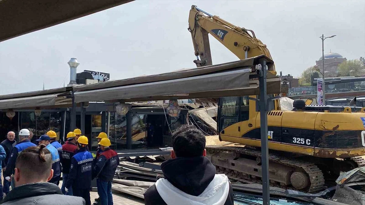 İBB Üsküdar’daki kaçak yapıları yıktı