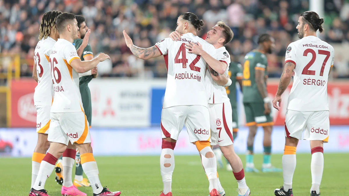 Aslan gole doymuyor!