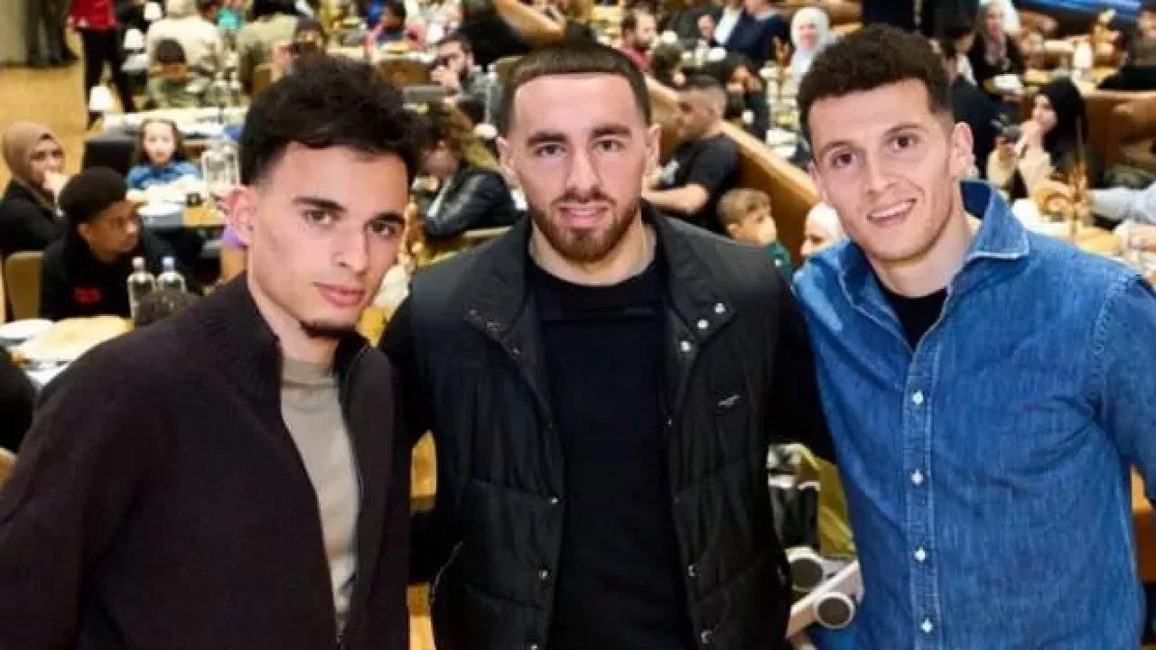 Orkun Kökçü, takım arkadaşları ile stadyumda iftar verdi