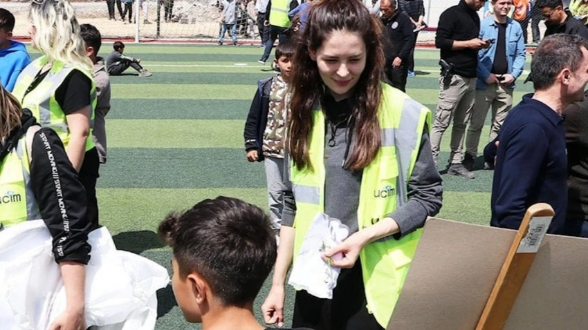 Ünlü oyuncular depremzede çocuklarla bir araya geldi