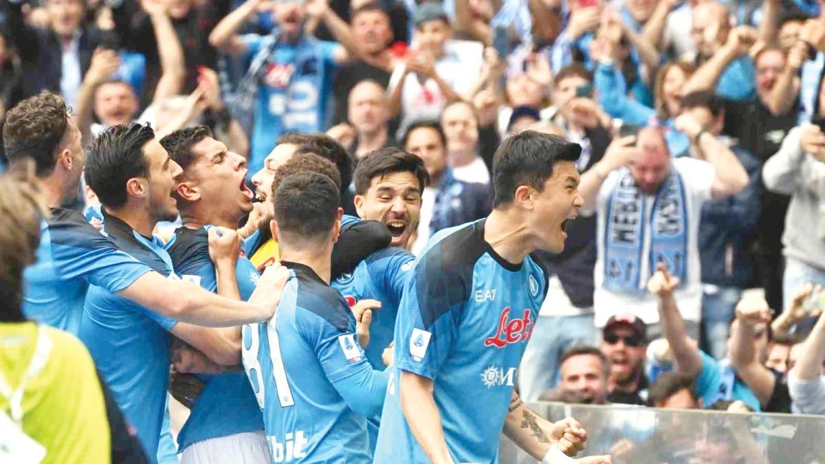 Napoli iflastan şampiyonluğa yürüdü