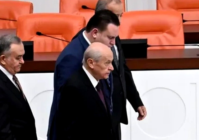Bahçeli Meclis’i terk etti