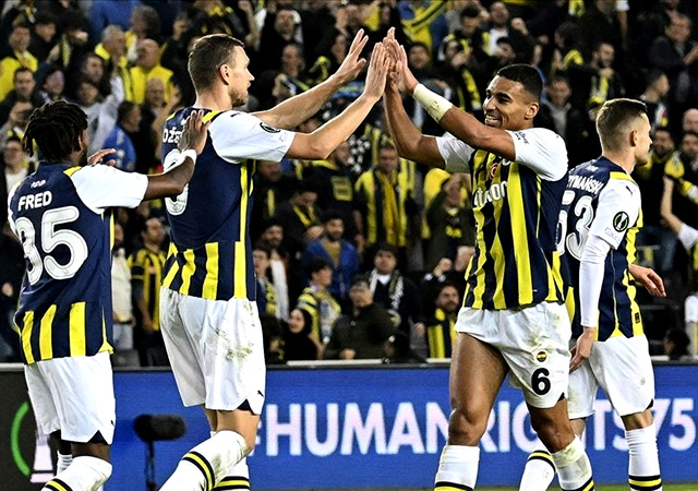 Fenerbahçe evinde şovla turladı
