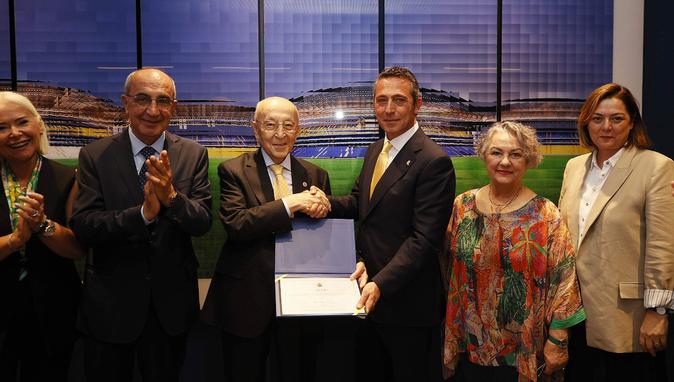 Ali Koç ve yönetimi mazbatasını aldı