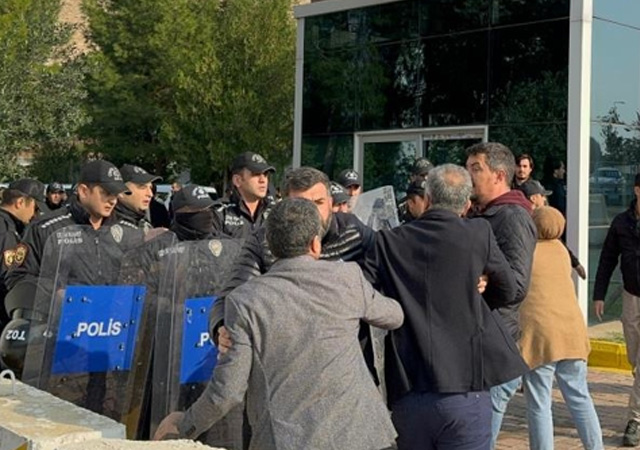 DEM’lilerden Provokatif eylem: Polise saldırdılar