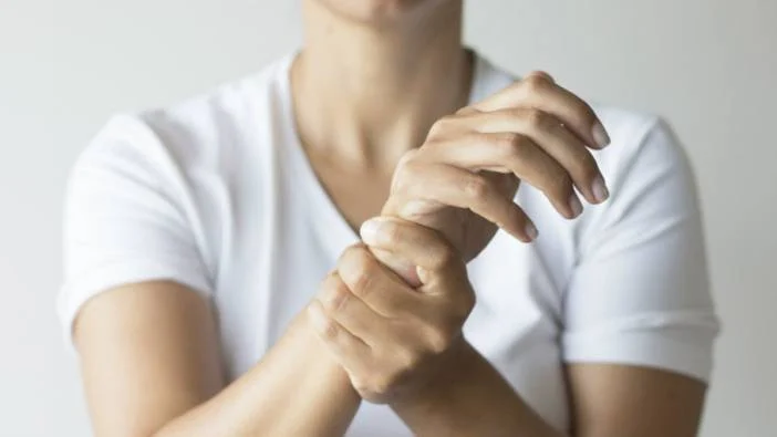 Ellerinizdeki eklem ağrısı ne anlama geliyor?