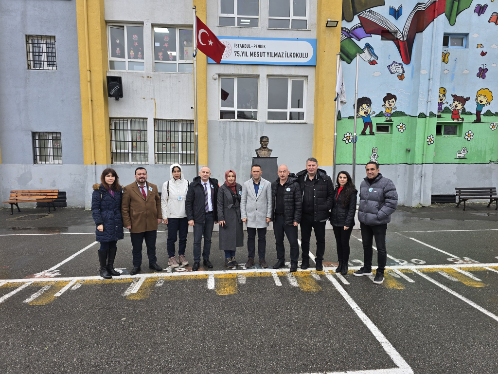 Saldırıya uğrayan öğretmeni meslektaşları yanlız bırakmadı