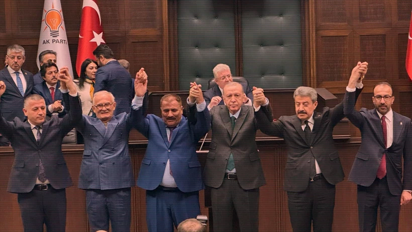 AK Parti’ye 10 belediye başkanı katıldı