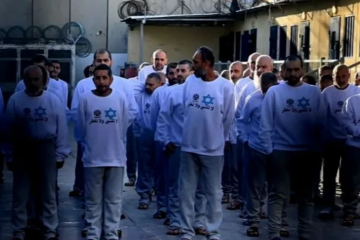 Filistinli mahkumlara tişört işkencesi!