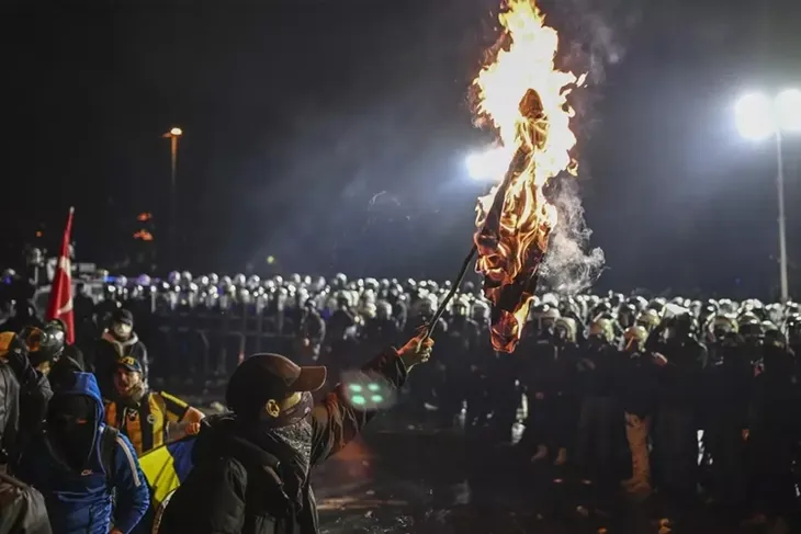 Saraçhane provokatörleri camilere zarar verdi