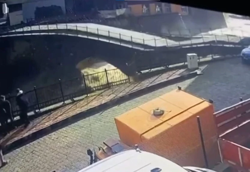 Tarihi köprü çöktü! O anlar işte böyle görüntülendi
