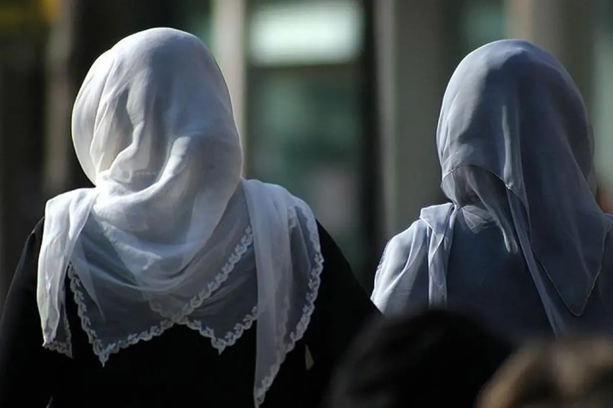 Kuzey Kıbrıs’ta liselerde başörtüsü tüzüğü iptal edildi