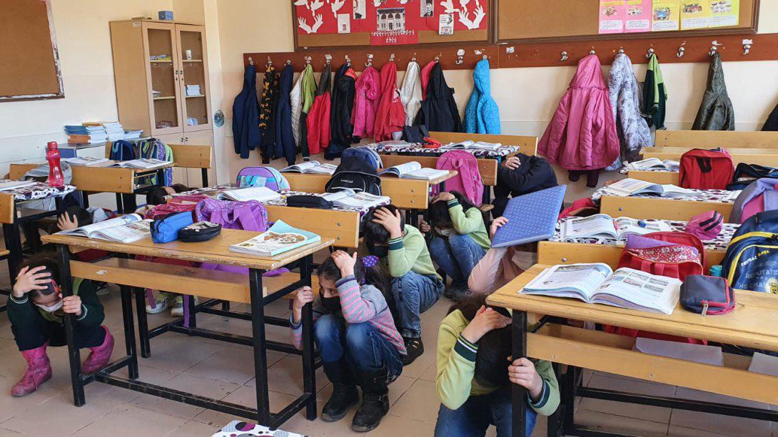 MEB duyurdu: Pazartesi tüm okullarda alarm çalacak!