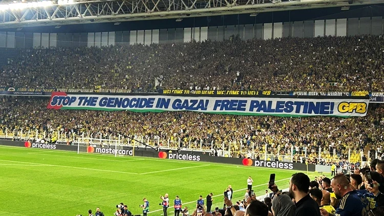 Fenerbahçe tribünlerinden Gazze’ye destek!