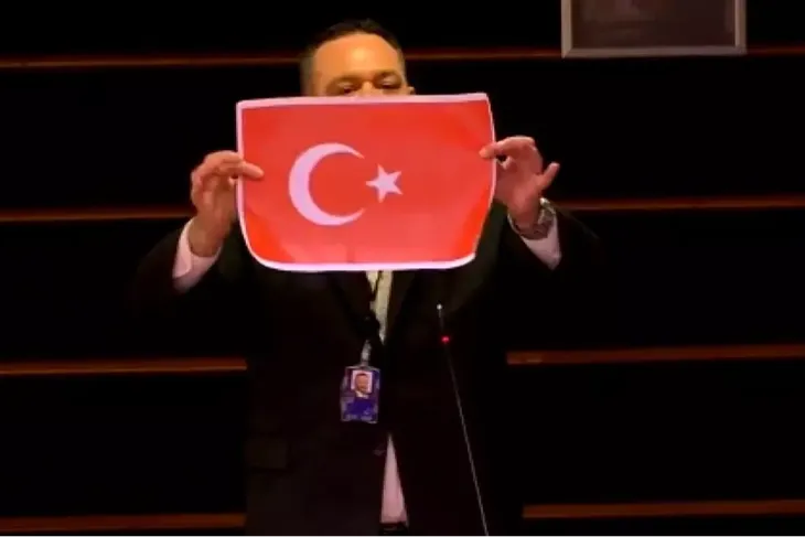 Türk bayrağını yırtan ırkçıya ödeme yapılmış!