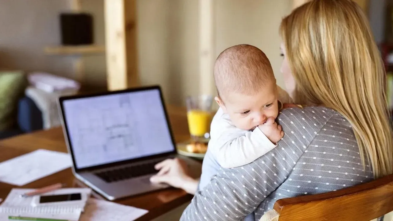 İşçi ve memur anneler arasında izin farkları kaldırılacak