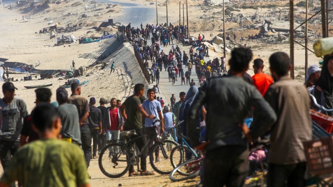Filistinliler yıkılan Gazze’ye dönüyor
