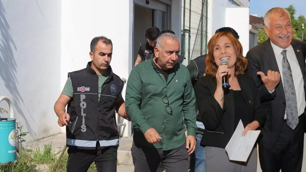 Başkanın kocası ”çantacılık” yapmış!