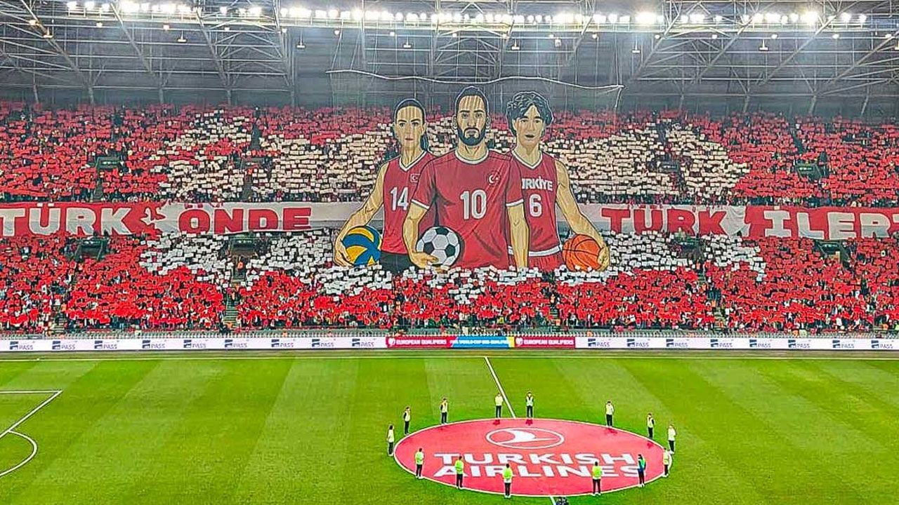 Milli maç öncesi muhteşem koreografi