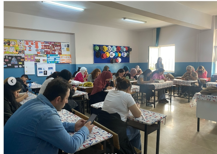 Avcılar Cumhuriyet İlkokulunda Veli Kitap Okuma Yarışması yapıldı