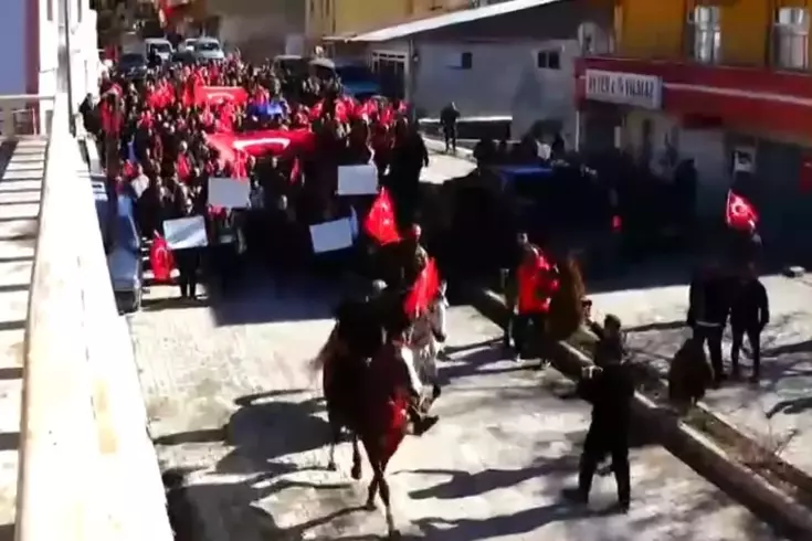 Kaymakam için sokağa çıktılar!