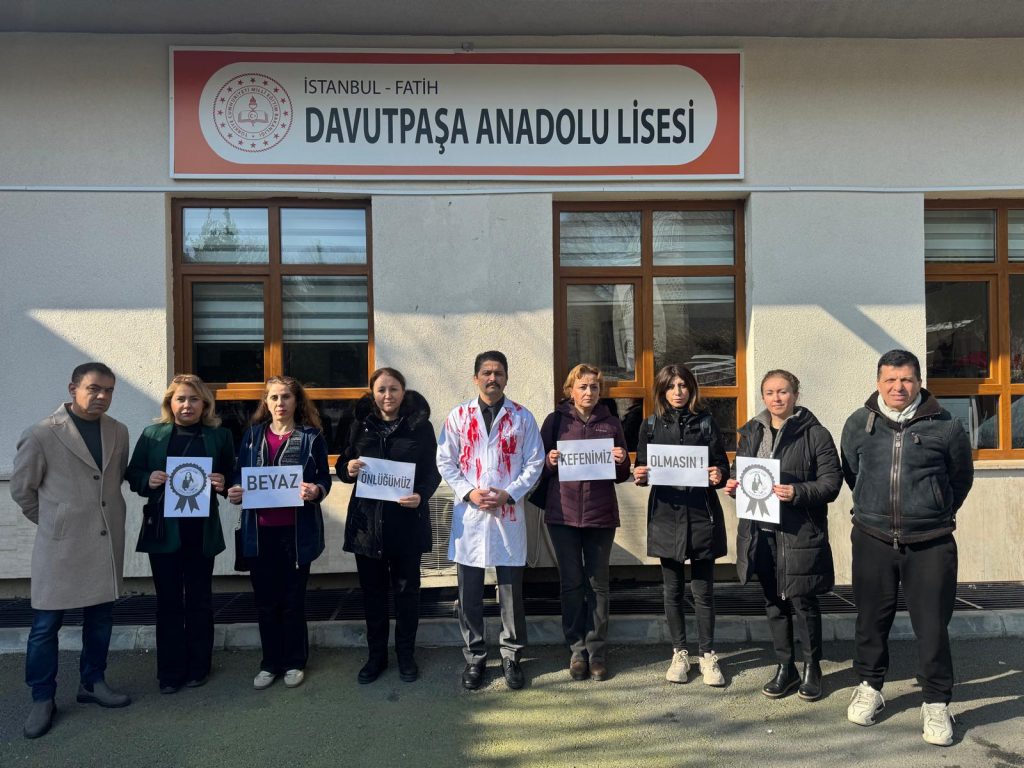 Hakan AKGÜN: "Beyaz Önlüğümüz Kefenimiz Olmasın"