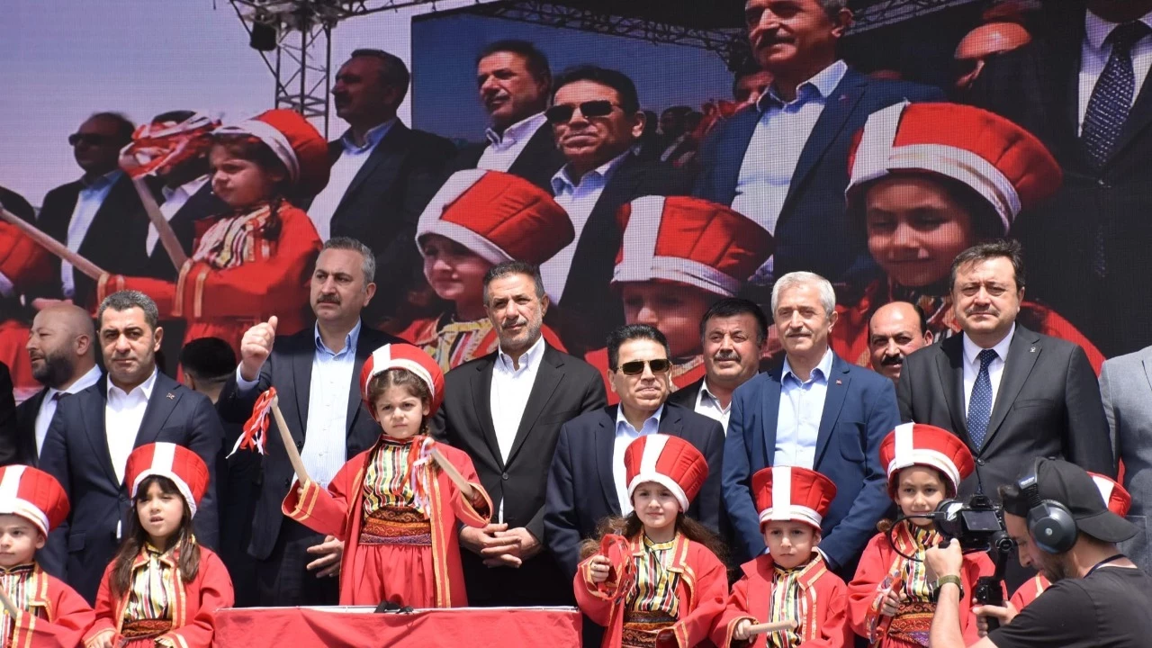 CHPli isimler protesto etmişti! O çocuklar er meydanında gönülleri fethetti